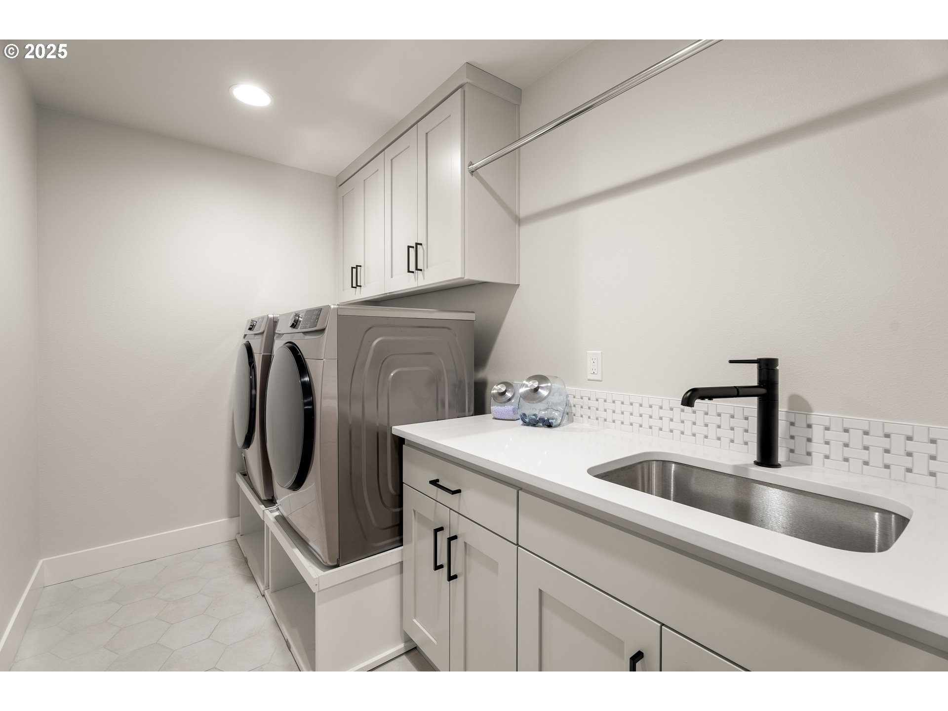 20211 Glen Vista Road Bend, OR 97703 - Photo 31 of 32 a utility room with sink dryer and washer