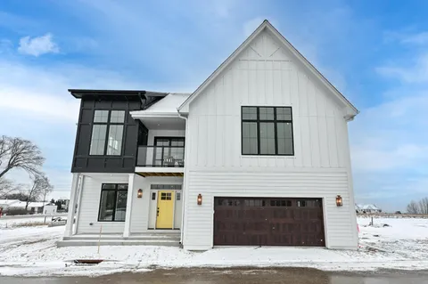 $865,000 | 496 Bastle Wynd Port, Unit 9, Port Washington, WI 53074