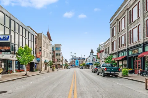 $865,000 | 496 Bastle Wynd Port, Unit 9, Port Washington, WI 53074