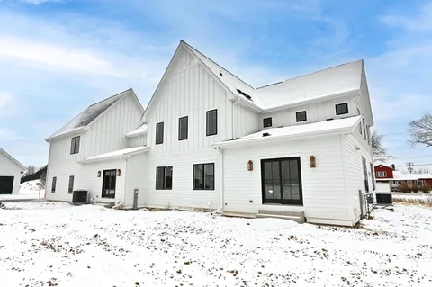 $865,000 | 496 Bastle Wynd Port, Unit 9, Port Washington, WI 53074