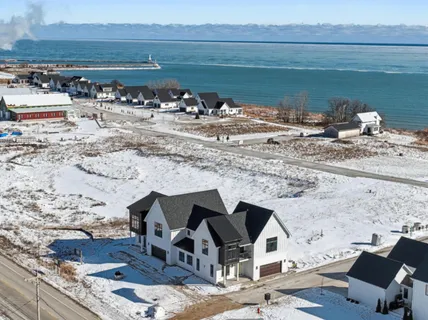 $865,000 | 496 Bastle Wynd Port, Unit 9, Port Washington, WI 53074