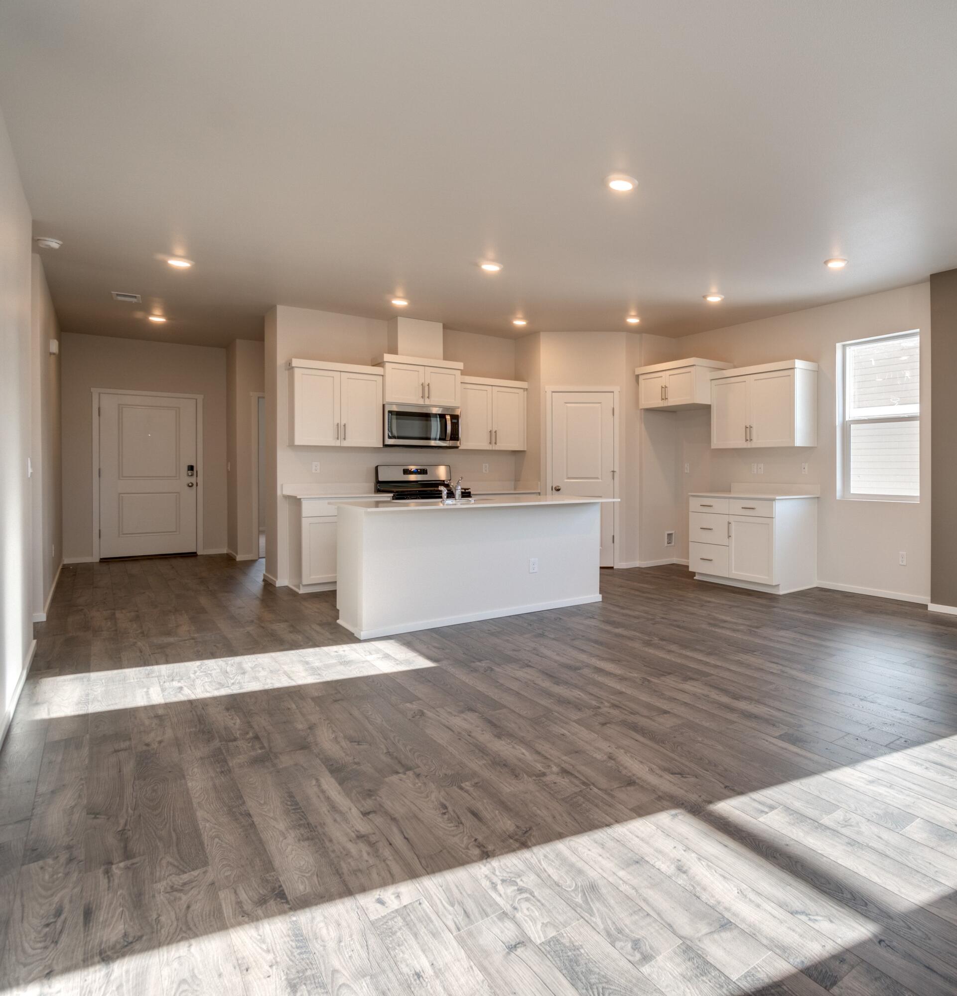 2740 Roberts Road, Unit 11 Medford, OR 97504 - Photo 3 of 17 Great Room 2