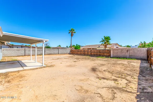 a view of a backyard