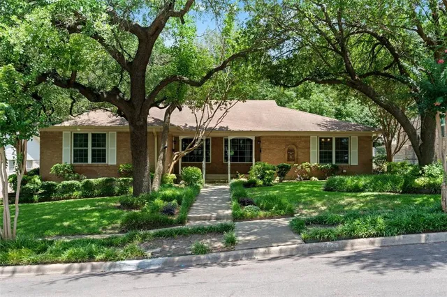 $1,995 | 7022 Kingsbury Drive, Dallas, TX 75231