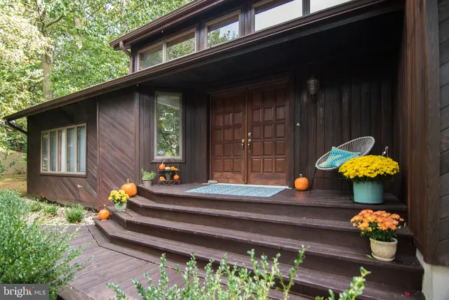 a picture of a bench in a wall