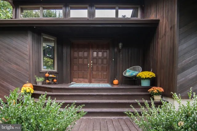 $595,000 | 5502 East Timberview Court, Wilmington, DE 19808