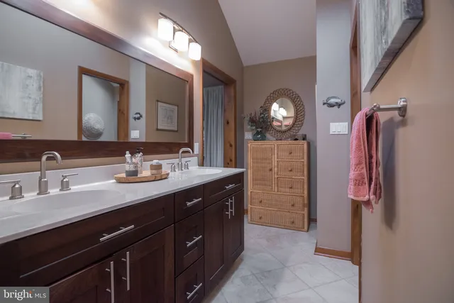 $595,000 | 5502 East Timberview Court, Wilmington, DE 19808