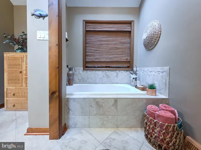 $595,000 | 5502 East Timberview Court, Wilmington, DE 19808