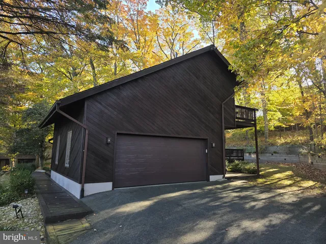 $595,000 | 5502 East Timberview Court, Wilmington, DE 19808