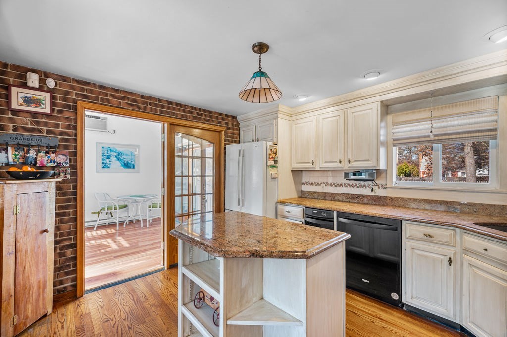 37 Pinewood Avenue Billerica, MA 01821 - Photo 14 of 39