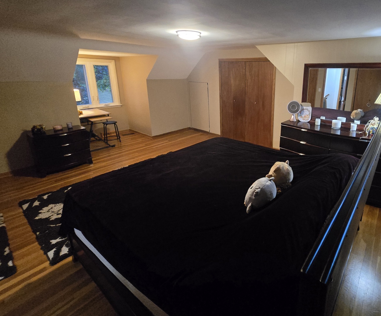 25W201 Summit Drive Naperville, IL 60563 - Photo 21 of 40 a living room with furniture