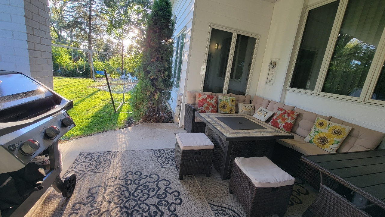 25W201 Summit Drive Naperville, IL 60563 - Photo 30 of 40 a balcony with table and chairs