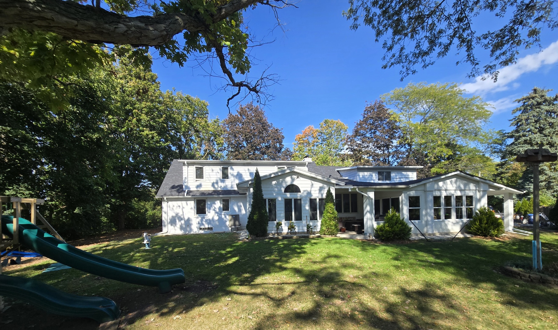 25W201 Summit Drive Naperville, IL 60563 - Photo 3 of 40 a front view of a house with garden
