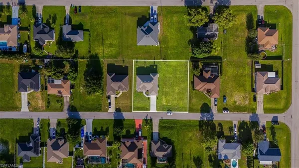a view of a house with backyard