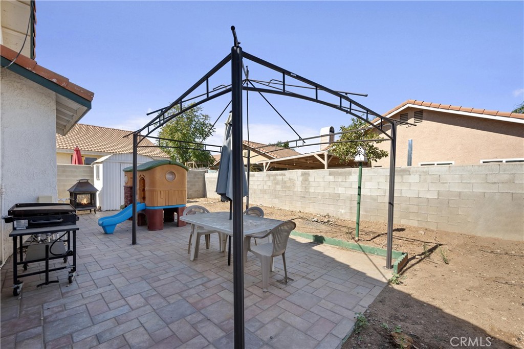 352 Red Spruce Place Perris, CA 92570 - Photo 19 of 30 a view of an outdoor sitting area