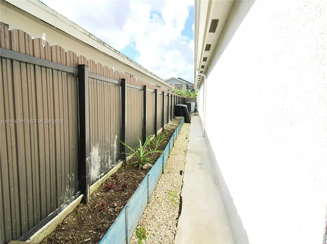 $2,700 | 561 Northeast 6th Place, Florida City, FL 33034