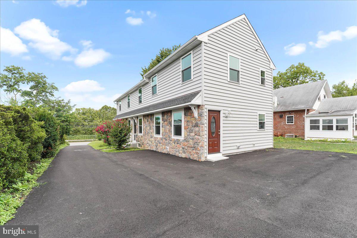 726 Brookhaven Road Wallingford, PA 19086 - Photo 7 of 43 Kitchen entrance from driveway