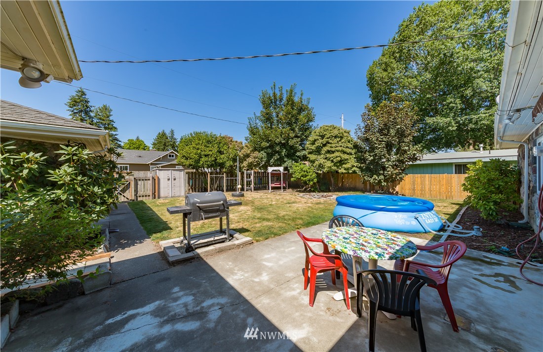 115 R Street Northeast Auburn, WA 98002 - Photo 22 of 23 a view of a chairs and table in patio