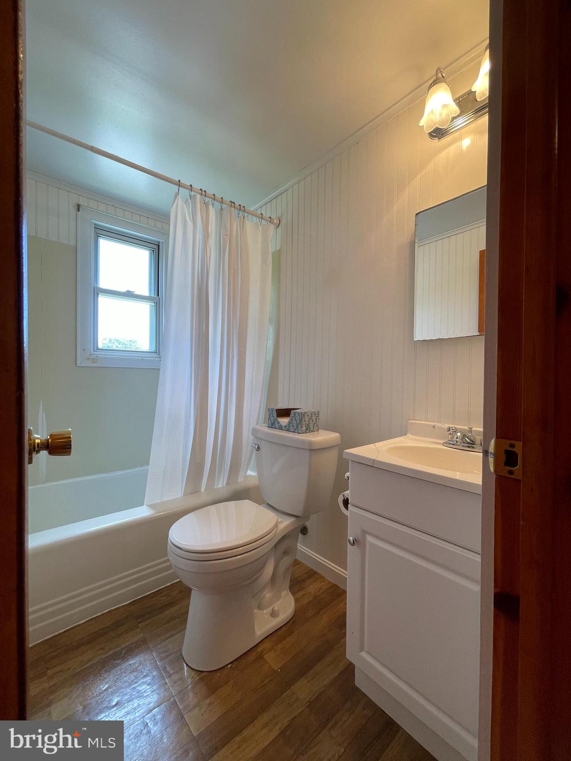 4901 Brookwood Road Baltimore, MD 21225 - Photo 26 of 39 2nd floor full bath
