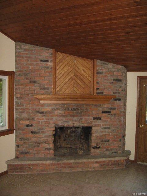 4857 Waldon Road Clarkston, MI 48348 - Photo 9 of 11 Living Room