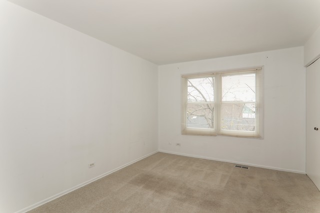 4201 Cumnor Road Downers Grove, IL 60515 - Photo 8 of 10 an empty room with a window