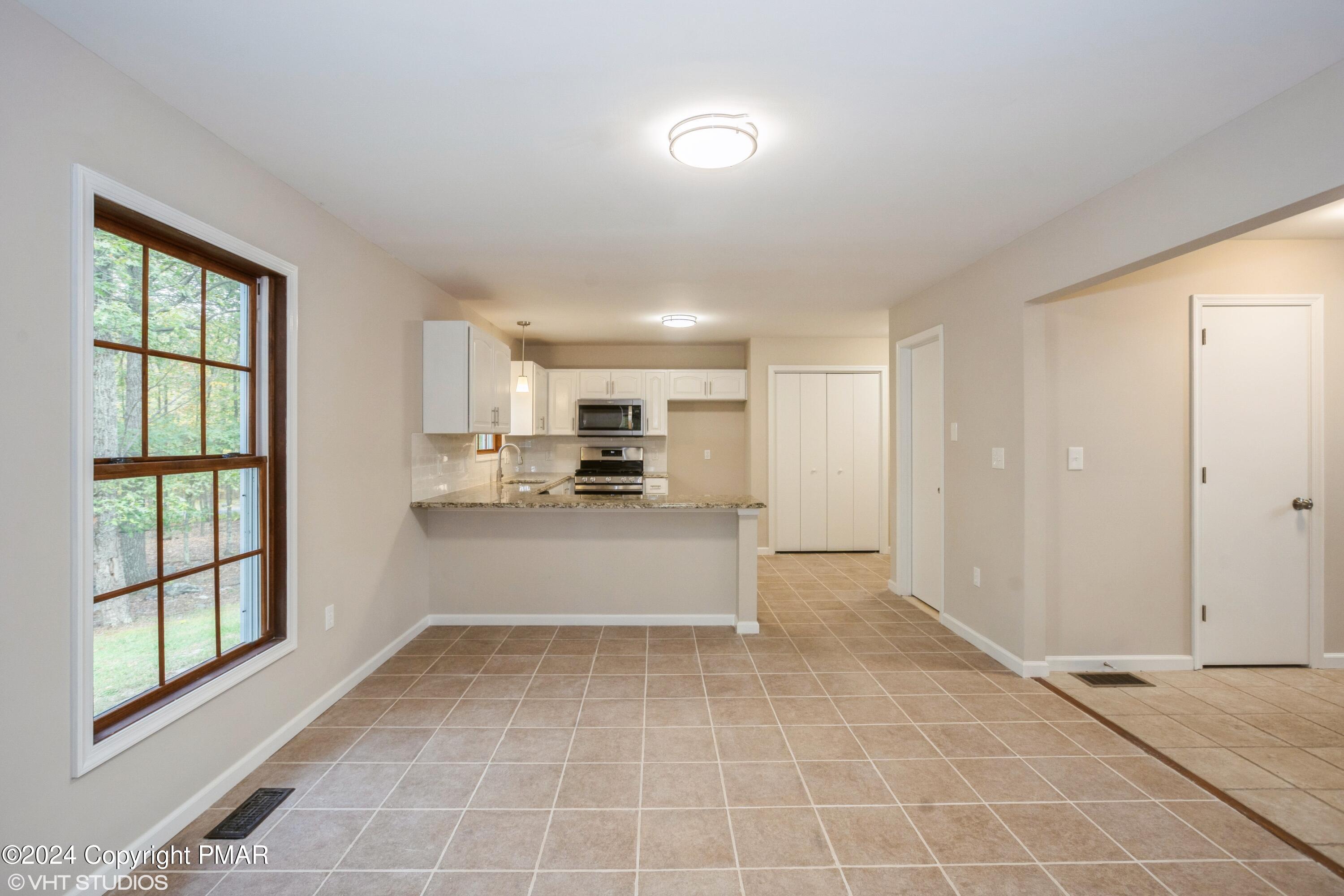 2196 Cardinal Drive Bushkill, PA 18324 - Photo 6 of 15 05_2196CardinalDr_191_KitchenBreakfastRo