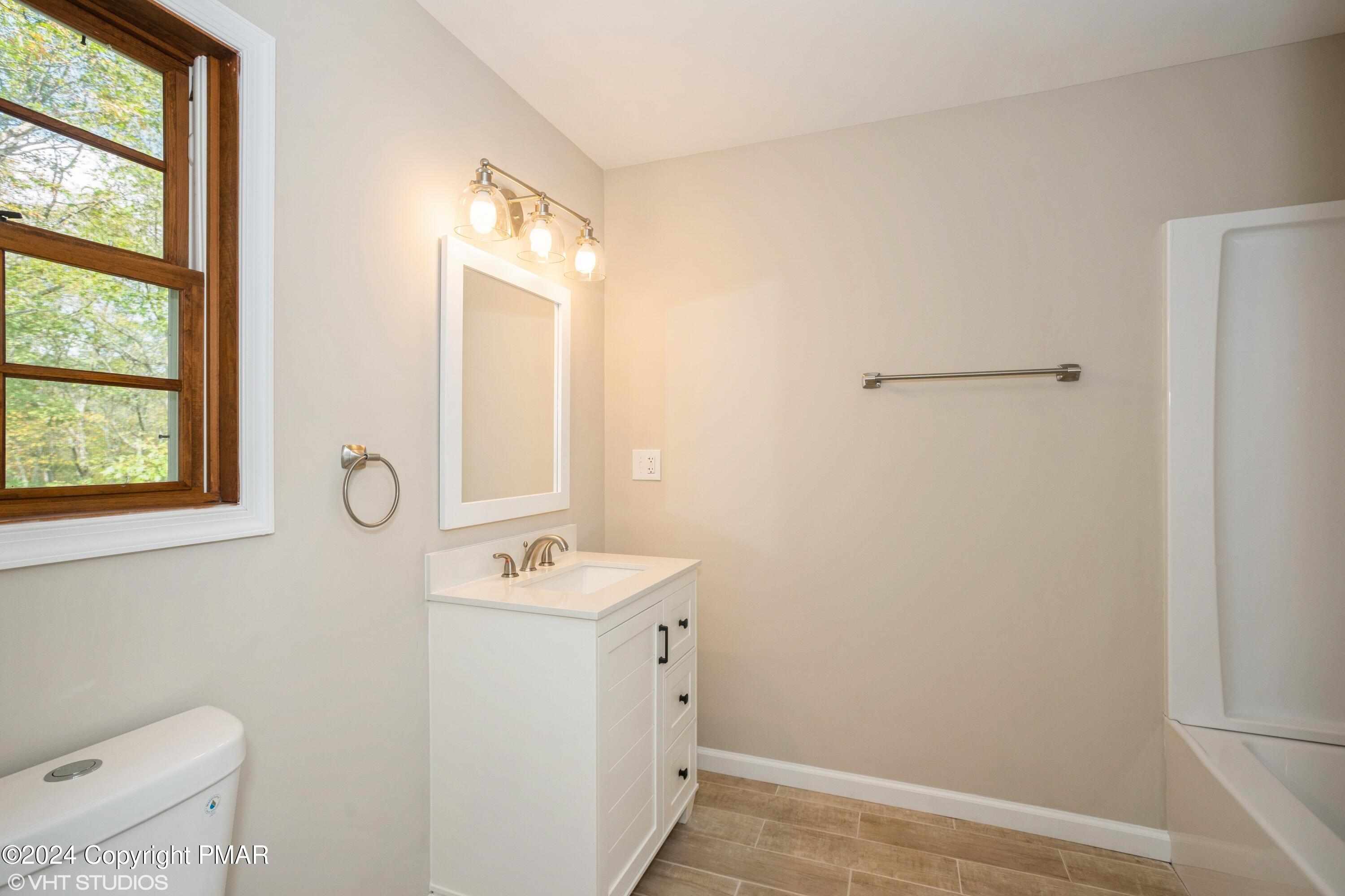 2196 Cardinal Drive Bushkill, PA 18324 - Photo 10 of 15 09_2196CardinalDr_13_PrimaryBathroom_HiR