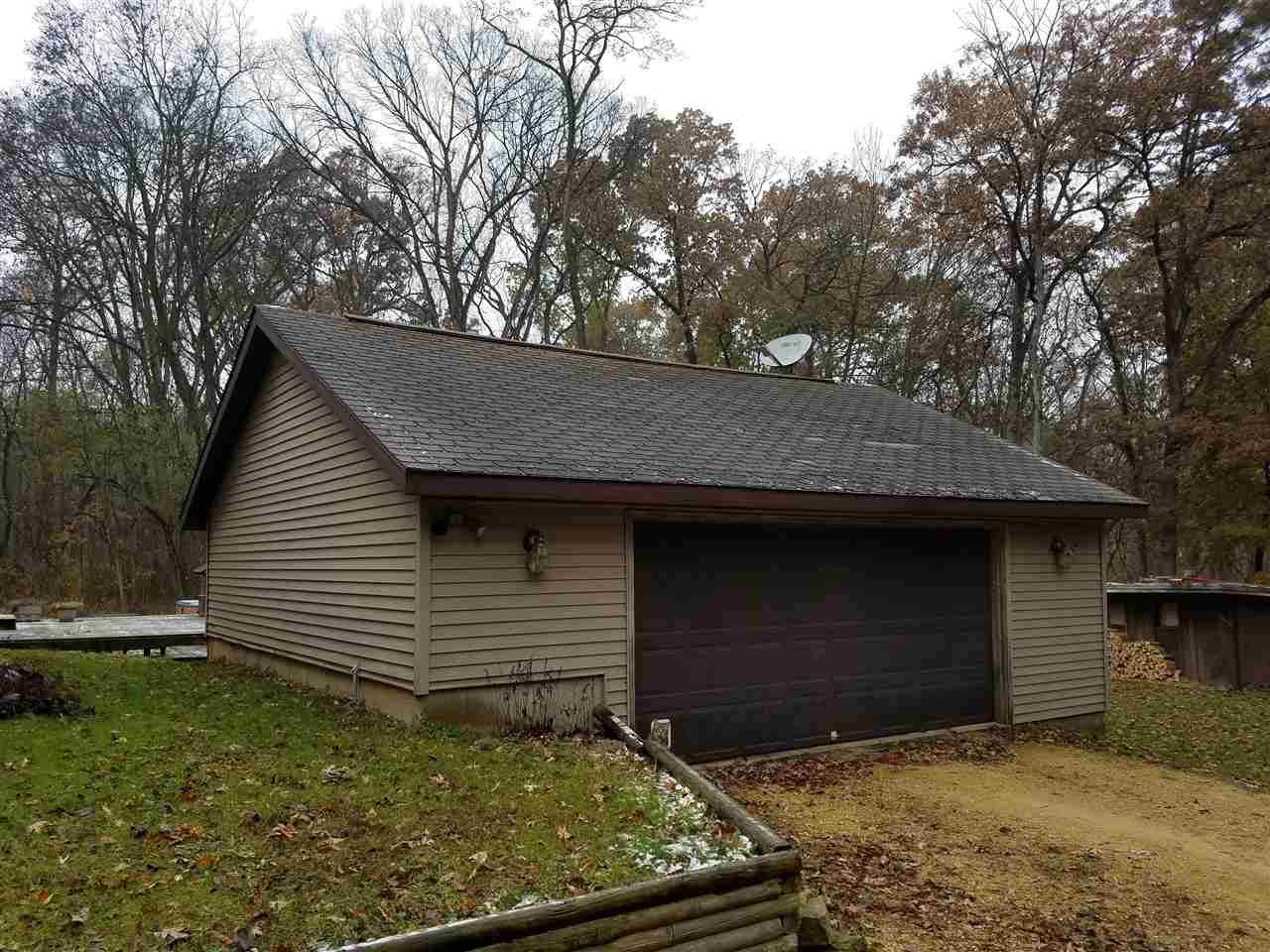 3224 South Seldom Scene Road Oregon, IL 61061 - Photo 14 of 17 a backyard of a house
