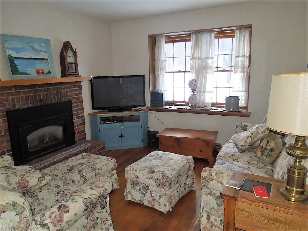 8 Murray Hill Road Chelmsford, MA 01824 - Photo 2 of 23