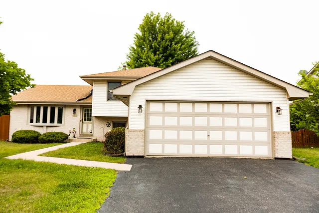 $359,900 | 6916 Astoria Drive, Plainfield, IL 60586