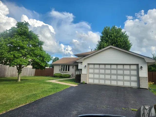 $359,900 | 6916 Astoria Drive, Plainfield, IL 60586