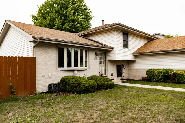 $359,900 | 6916 Astoria Drive, Plainfield, IL 60586