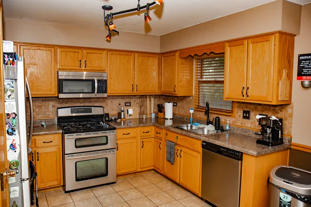 $359,900 | 6916 Astoria Drive, Plainfield, IL 60586