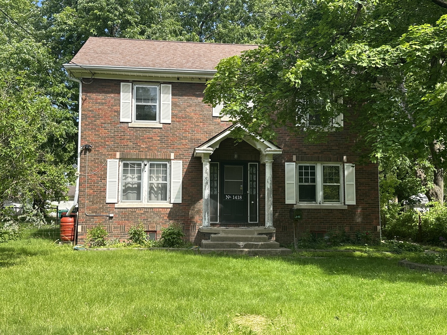 1418 North Sheridan Road Peoria, IL 61606 - Photo 1 of 34 a front view of a house with a garden