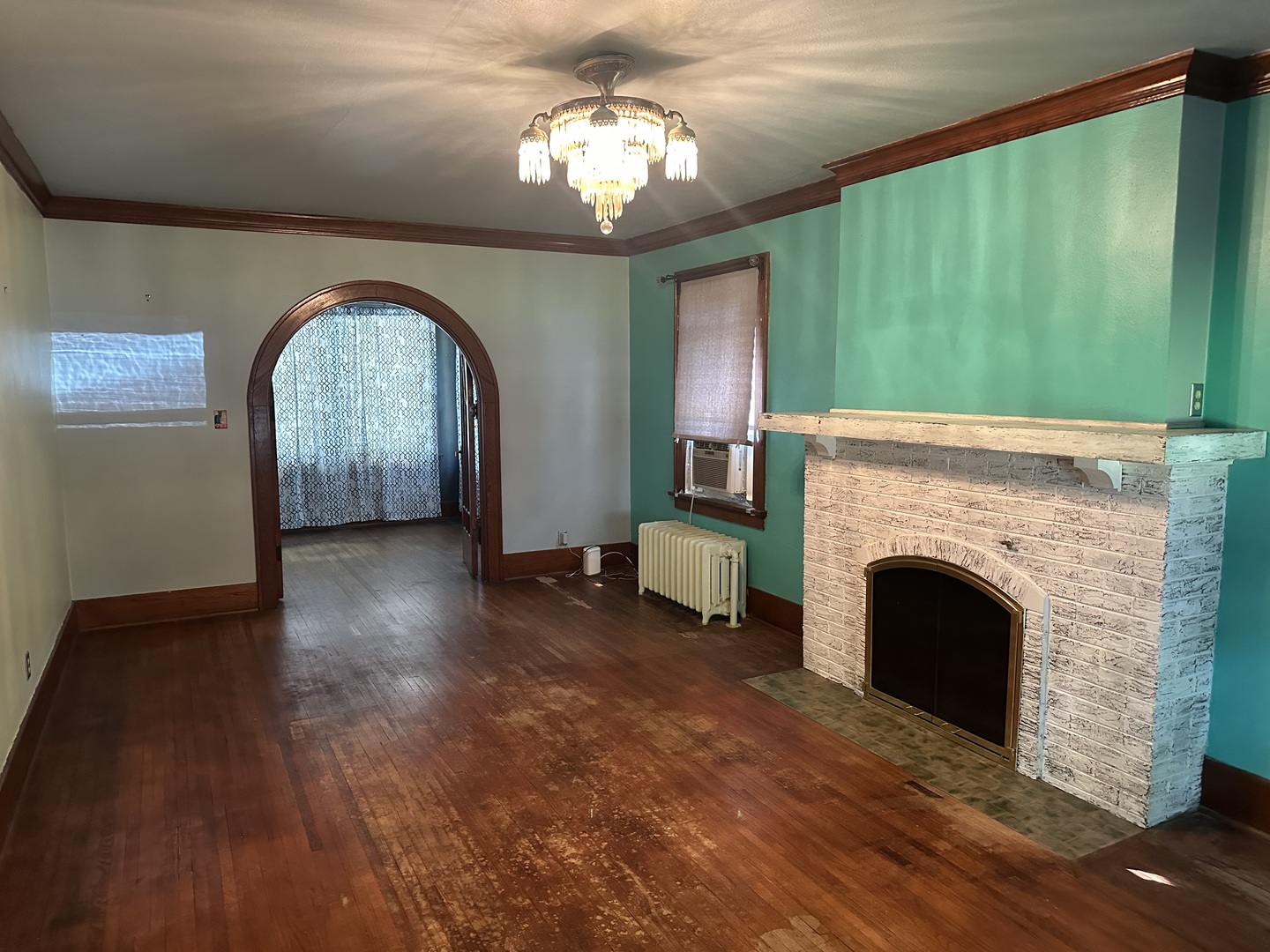 1418 North Sheridan Road Peoria, IL 61606 - Photo 12 of 34 a view of an empty room with exposed radiator and fireplace