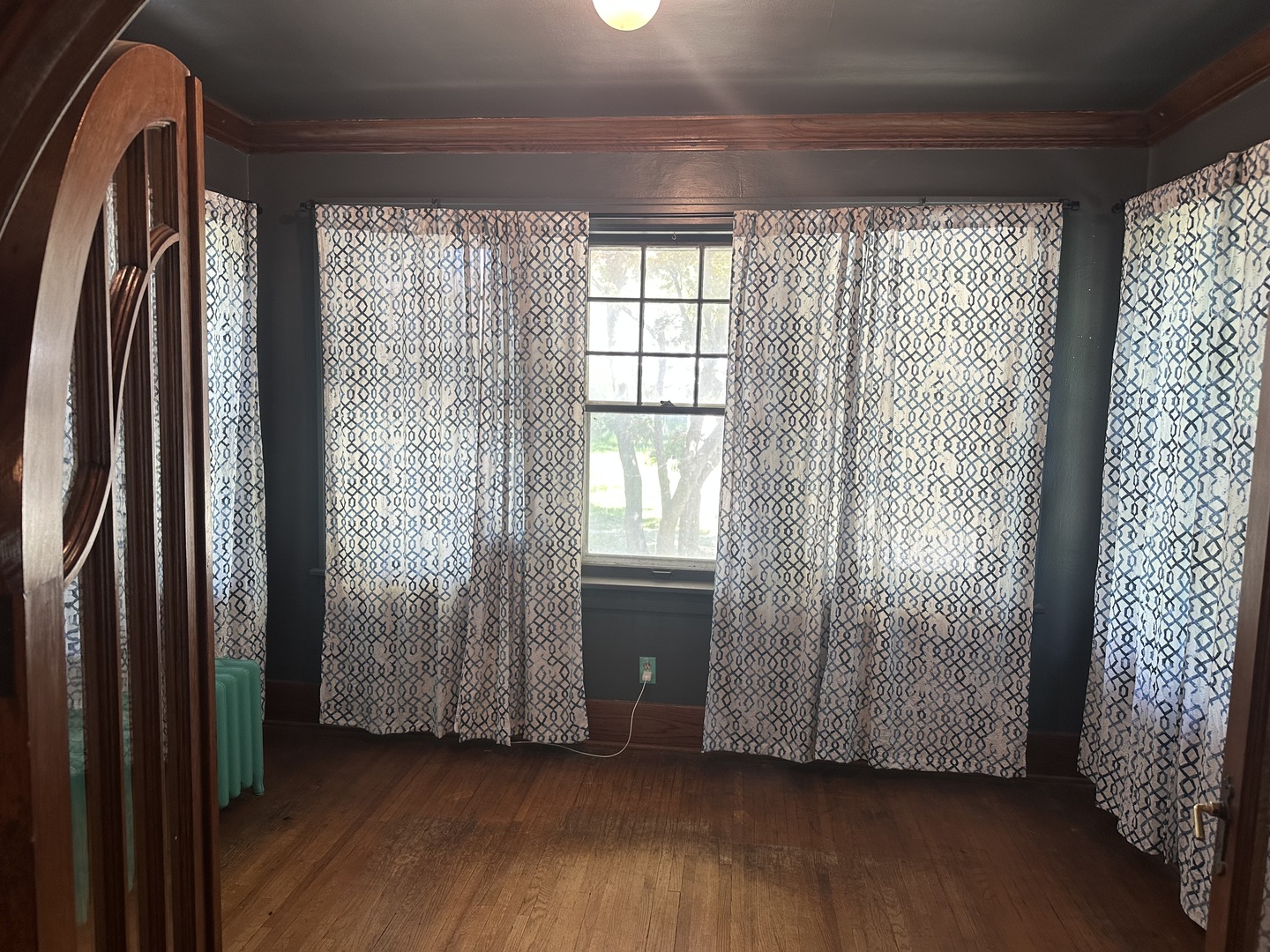 1418 North Sheridan Road Peoria, IL 61606 - Photo 15 of 34 a view of a room with wooden floor and a large window