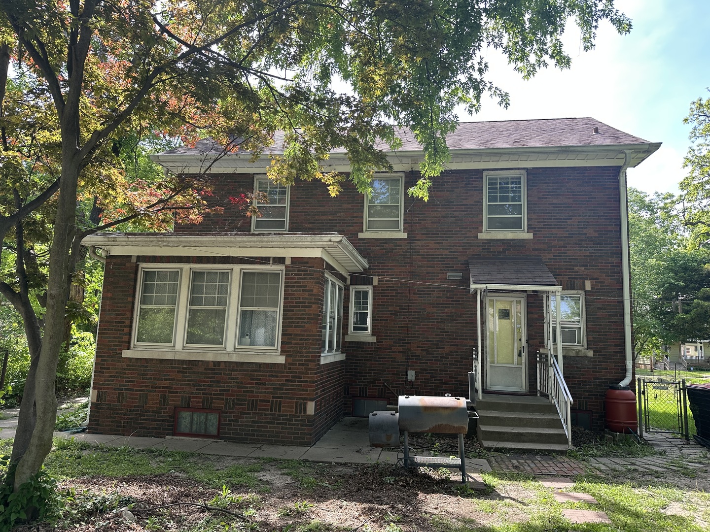 1418 North Sheridan Road Peoria, IL 61606 - Photo 2 of 34 a front view of a house with stairs