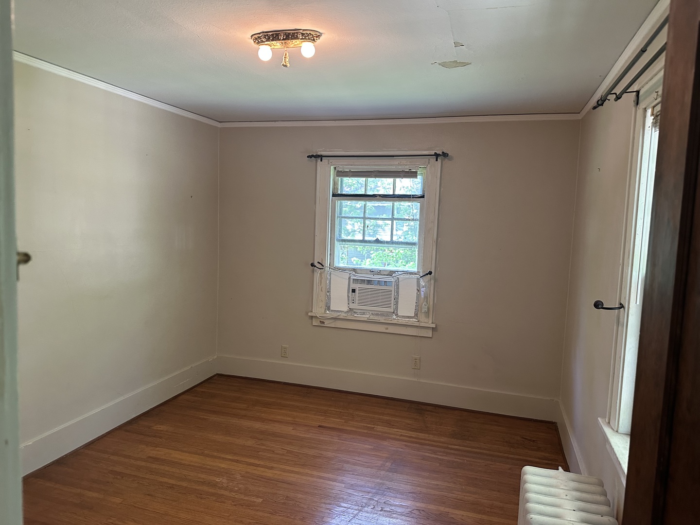 1418 North Sheridan Road Peoria, IL 61606 - Photo 21 of 34 an empty room with wooden floor and windows