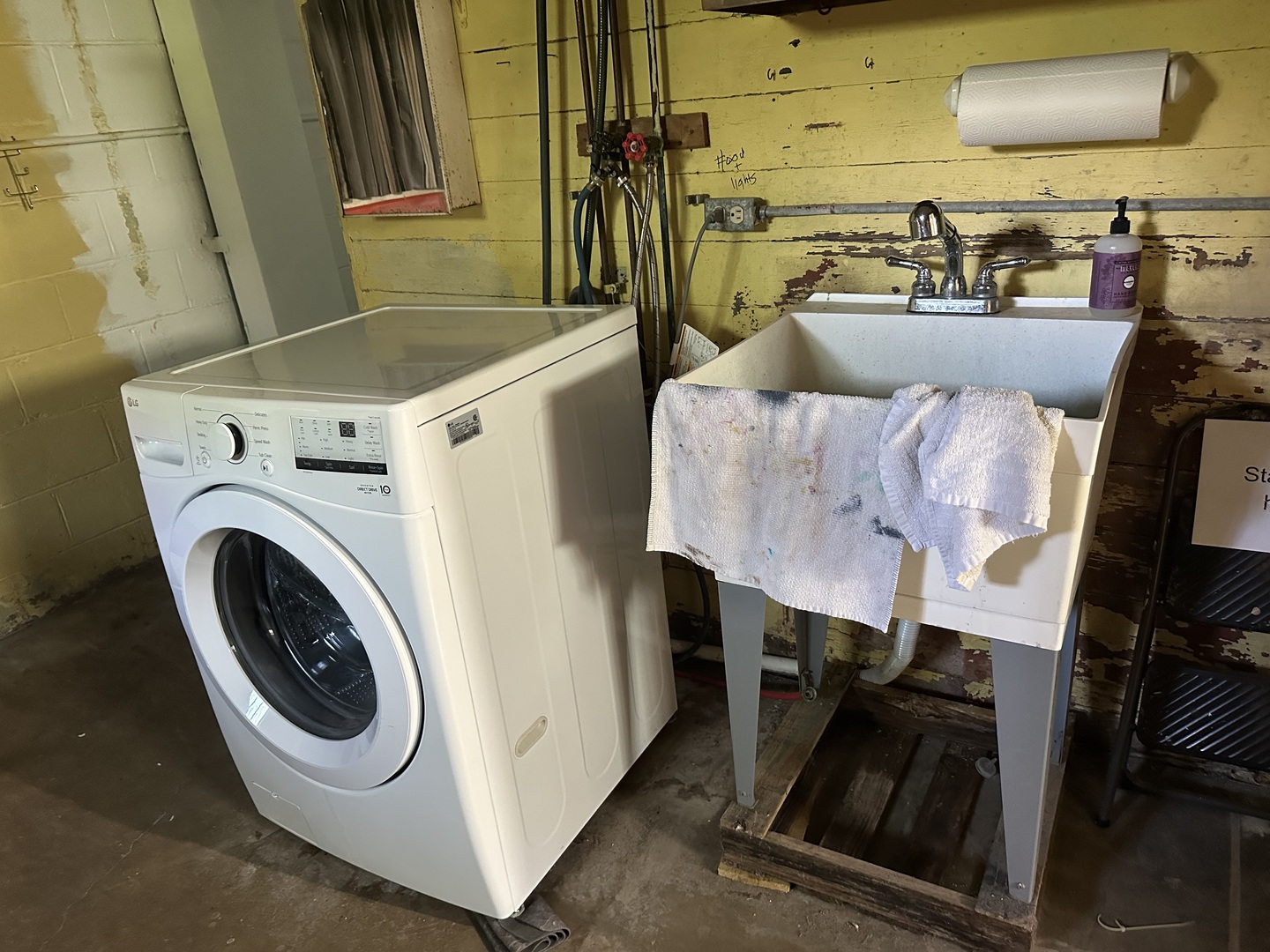 1418 North Sheridan Road Peoria, IL 61606 - Photo 31 of 34 a utility room with dryer and washer