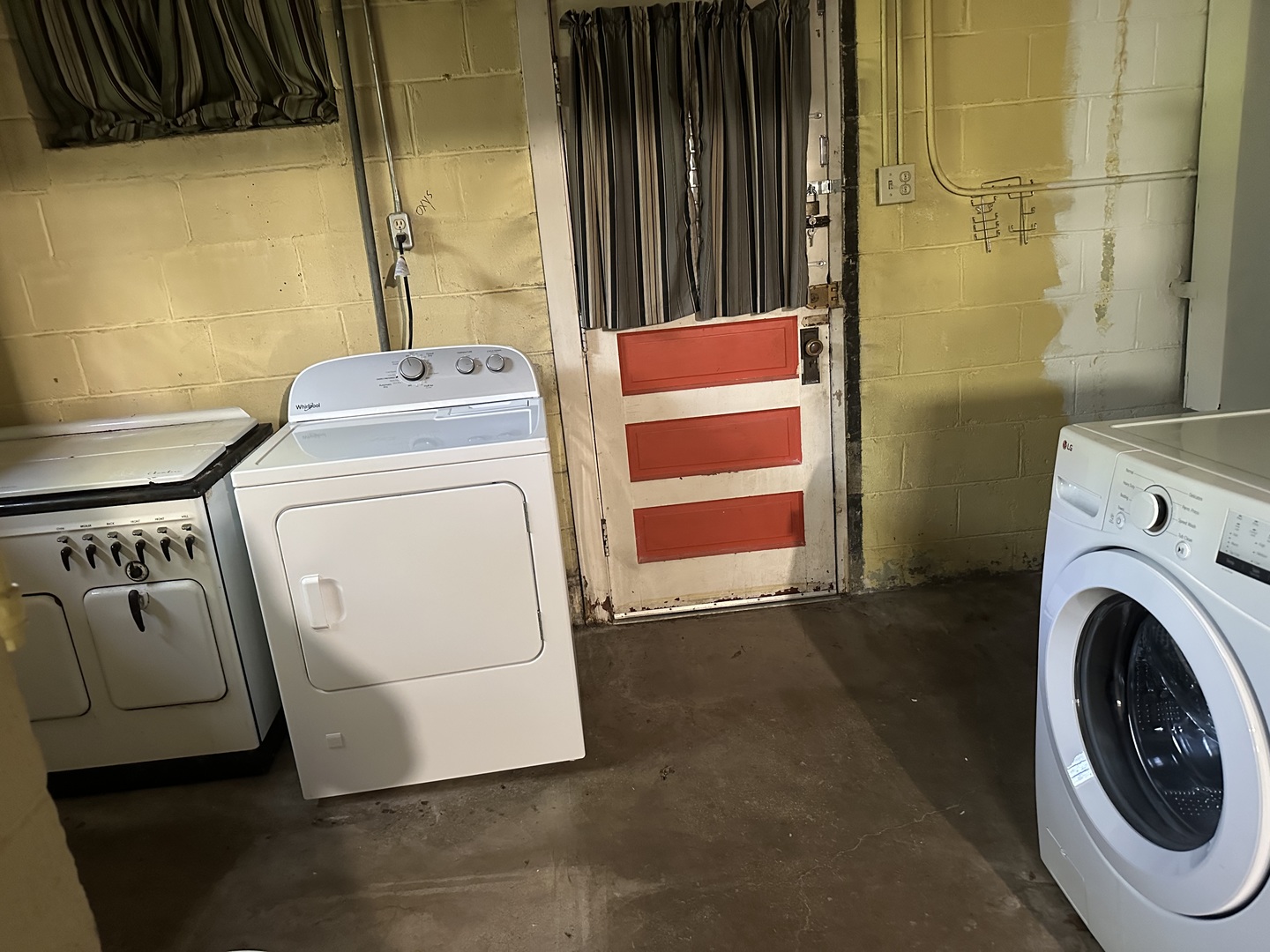 1418 North Sheridan Road Peoria, IL 61606 - Photo 32 of 34 a utility room with dryer and washer