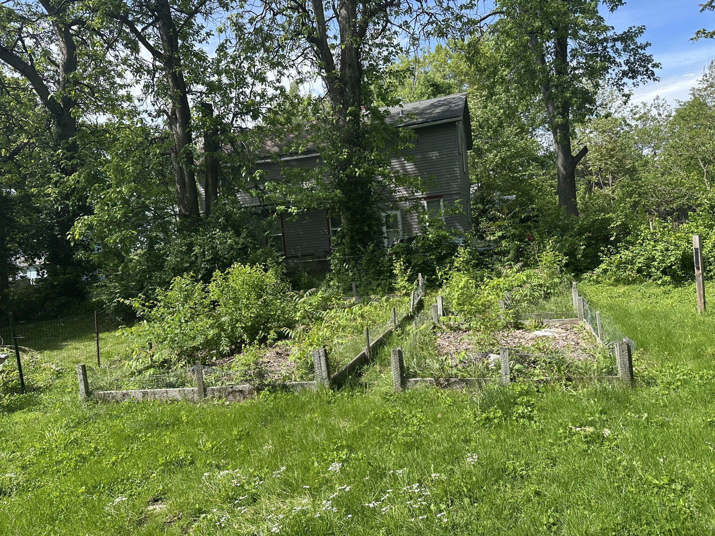 1418 North Sheridan Road Peoria, IL 61606 - Photo 34 of 34 a view of a garden