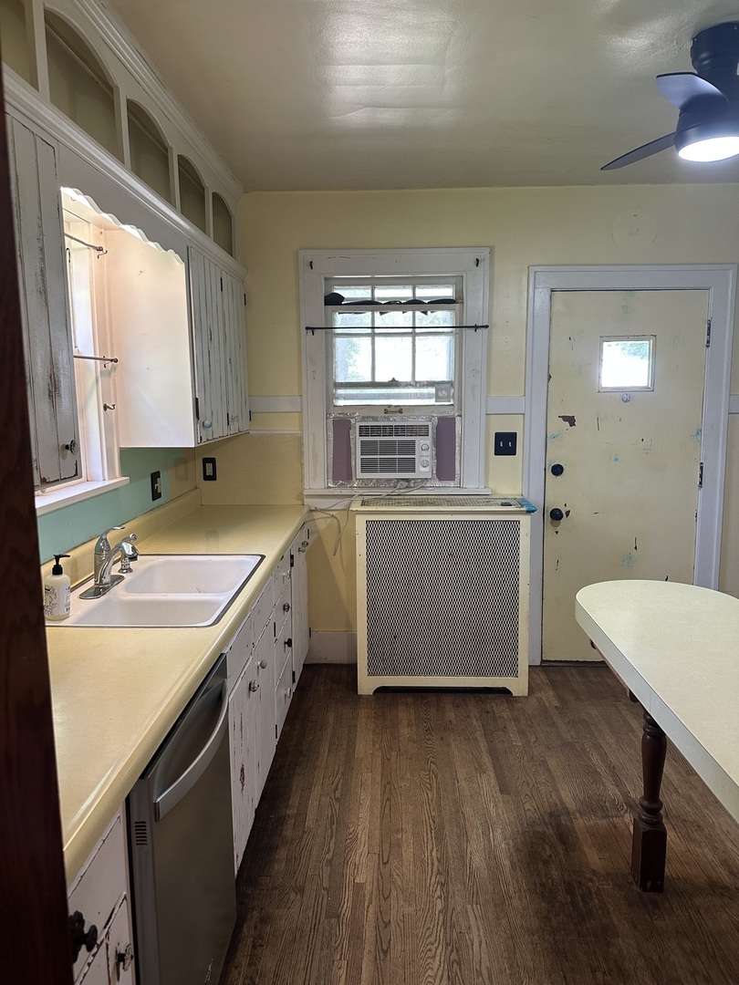 1418 North Sheridan Road Peoria, IL 61606 - Photo 5 of 34 a large white kitchen with a window