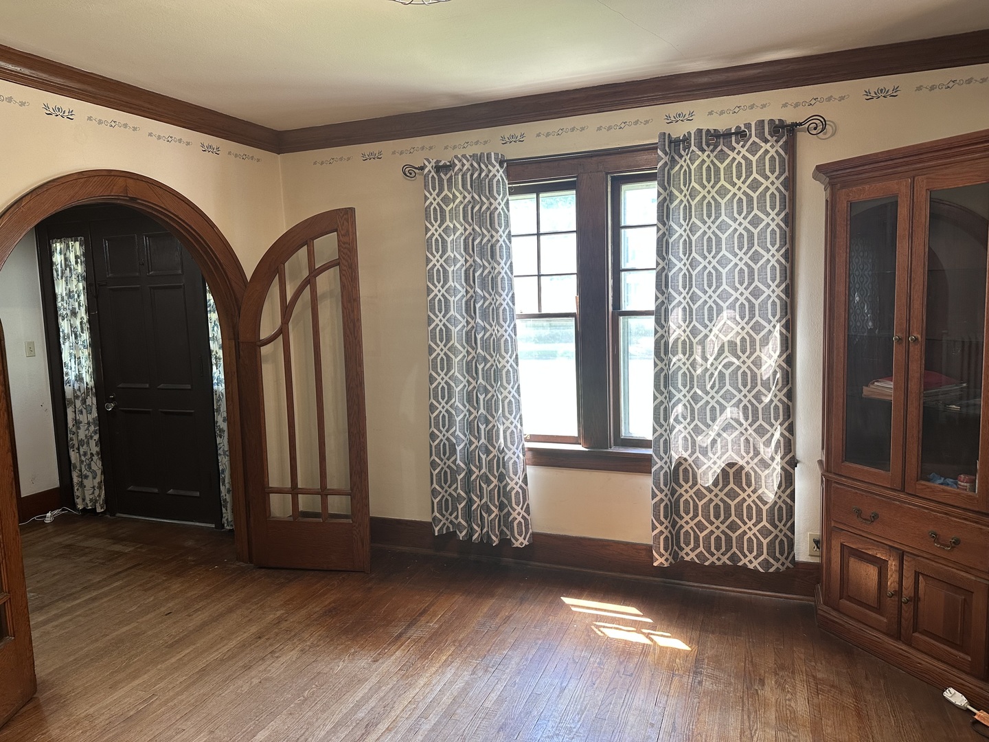 1418 North Sheridan Road Peoria, IL 61606 - Photo 8 of 34 a view of front door with porch