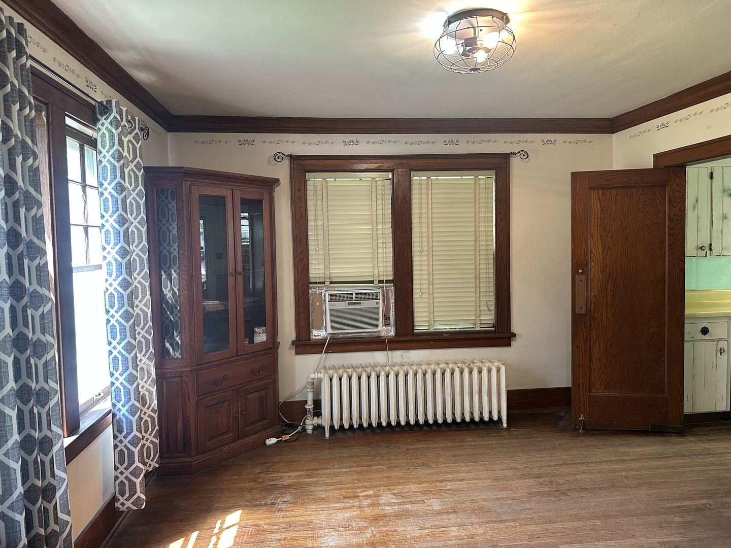 1418 North Sheridan Road Peoria, IL 61606 - Photo 9 of 34 a view of a livingroom with a porch