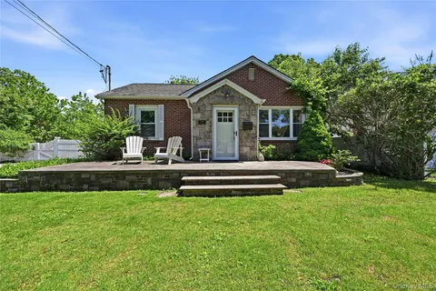 $619,000 | 17 Pauchogue Avenue, East Islip, NY 11730