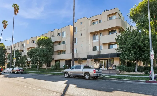 $2,200 | 19350 Sherman Way, Unit 212, Reseda, CA 91335