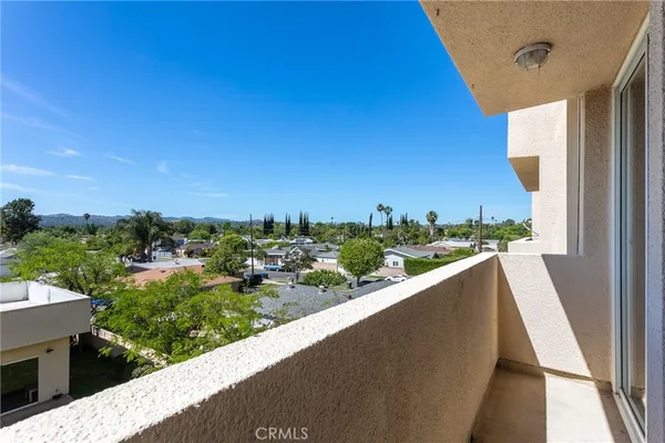 $2,200 | 19350 Sherman Way, Unit 212, Reseda, CA 91335