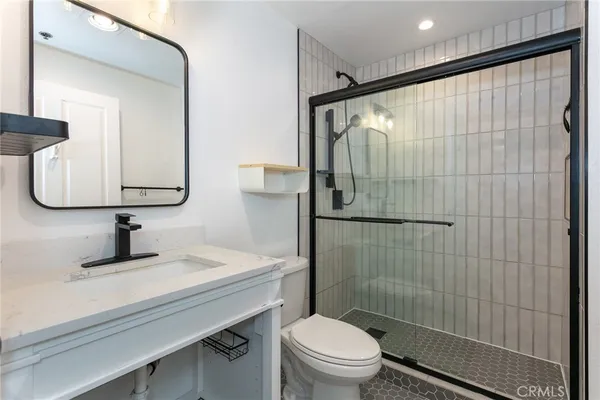 $2,200 | 19350 Sherman Way, Unit 212, Reseda, CA 91335