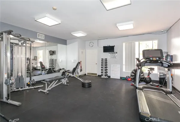 $2,200 | 19350 Sherman Way, Unit 212, Reseda, CA 91335