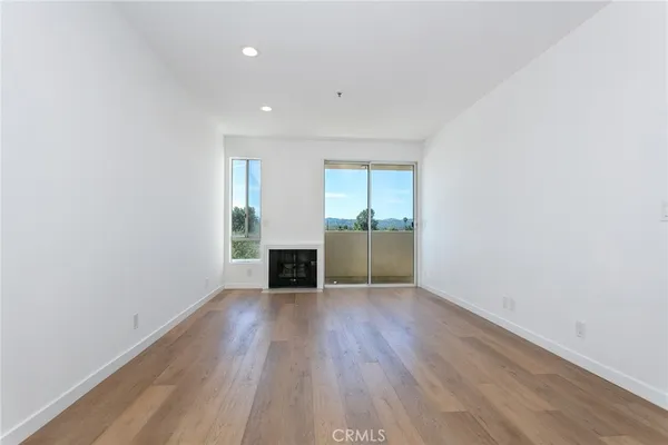 $2,200 | 19350 Sherman Way, Unit 212, Reseda, CA 91335